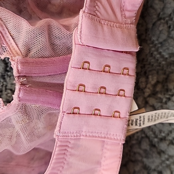 Victoria Secret Bra Size 36DD - Picture 7 of 10